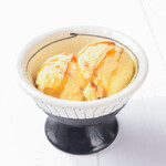 黃豆粉和香草雪糕with蘋果的生蜂蜜