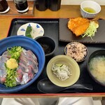 Uchiura Gyokyou Chokuei Ikesuya - 二食感活あじ丼、追加の活あじの葉わさび寿司、サービスのアジフライと赤飯