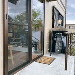 ラーゴム珈琲豆店 - 入口前に、1台分駐車場あります。優しい穏やかな雰囲気のマスターさんでした(´ω`)