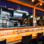 焼鳥 しょうじん - オープンキッチンなのでカウンターで焼き姿をみれます。