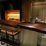 六雁 - センターに印象的なハイテーブル