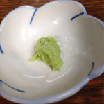 花生食堂 - 醤油皿に山葵と旨味調味料