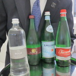 クイントカント - お水も1本いただきました。ガス入りの品揃え