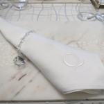 クイントカント - テーブルセット。ショープレートはお皿ではなく大理石のプレート