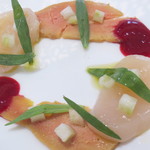 クイントカント - 桜チップでスモークされたフォアグラや生の帆立など、複雑な味を愉しむ