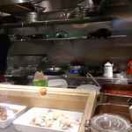 トスカーナ - ガラスケースの中には、仕込みを終えた冷菜が置かれていますが
その奥に見える厨房がきれいな事が大変好感触です。