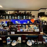 喫茶 水鯨 - カウンター奥のブルーのタイルも禁煙室から移設されたものらしい。