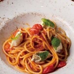 Spaghetti with mozzarella and basil in tomato sauce