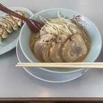 くるまやラーメン - チャーシュー麺と餃子のセット。