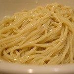 麺創研かなで・改 - 滑らかな舌触り、ソフトな食感。

緩そうだけど、最後のひと噛みがしっかりと感じられて。

小麦の風味も伝わってくる美味しい麺。

