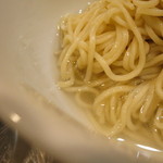 麺創研かなで・改 - 麺同士がくっ付いて絡まないようにと、昆布水が掛けるという工夫がされてました。


