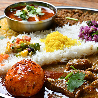 色鮮やかなカレーを味わう、本日の丸祇羅プレートをどうぞ