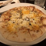 Bar Anaheim - 4種のチーズのピザ