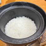 Motsu No Temmaya - パカッ。ツヤツヤのお米が立ってます！普段は白米食べない私もバウンドさせて食べちゃいますよ〜(*´﹃｀*)