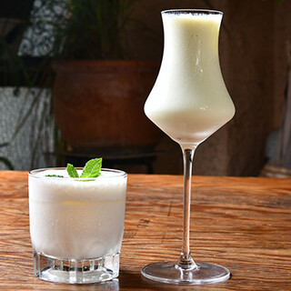 季節で変わるラッシーをはじめとしたユニークなドリンクメニュー