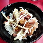 家系ラーメン とらきち家 - 半賄い飯に無限ニンニク、刻み生姜、マヨネーズトッピング