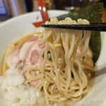 Kurabu Taifuu - 中太の低加水麺にとろとろスープが絡みます！