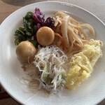 Rabu - 惣菜を皿に盛ってみた。　里芋の煮っ転がし、ちくわの天ぷら、しば漬け、春雨サラダ、切り干し大根
