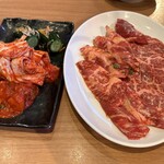 焼肉 山河 亀有店 - キムチ盛り合わせ　山河カルビ