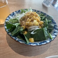 羅豚 ギンザ・グラッセ - サラダ　キャベツレタスもあったが、あえてホーレン層をベースに盛り付けた