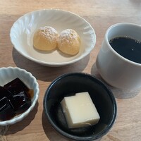 羅豚 ギンザ・グラッセ - デザートコーナーには、コーヒーゼリー、ミルクゼリー、プチシュークリームがあった　ドリンクバーで締めにホットコーヒー