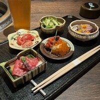 ヤキニク旭 - 旬野菜 二種(おくら、トマト)、前菜 三種(肉そうめん、和牛ユッケのバラ寿司キャビア＆イクラ添え、ローストビーフ からすみ添え)