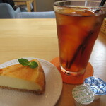 くわの木Cafe - 、250円追加で日替わりデザート、ランチに付くドリンクはアイスティーに。