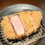 Tonkatsu Kokomade Yaruka - 「味麗豚」のロースが、また美味しかった♪
                        脂が甘い、だけど重くない。そして赤身はジューシー。
                        脂身が多い端っこはお塩で。それ以外は、定食らしくソースでいただくのが好み。