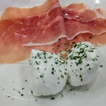 サイゼリヤ - 《生ハムとモッツァレラ盛合せ》税込￥500❣