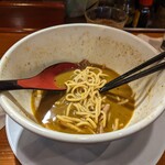 大阪 ラーメン研究所 - お酢と黒七味たっぷり足す
