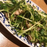 ワインとお料理 ことり - 豚なんこつと豆苗のクミン炒め