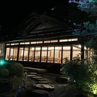 三瀧荘 - 庭からのぞむクリスタルホール　和の中に洋の空間が幻想的です　