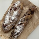 パンとおかしと... たなごころ - 左:クランベリーとくるみ、右:フルート