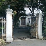 ヴィラ・デル・ソル - (2013/11)木々の奥にひっそりと隠れるように潜む洋館。大磯移築後VillaDel Solと命名された際、玄関とバルコニーが設置されました。