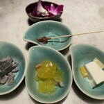 チェディルアン - チョコフォンデュ（白色のフルーツ。他に黄色のフルーツとマシュマロがあった）、黒ごまプリン、シークワーサーのジュレ、ココナッツミルクプディング