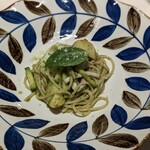 Osteria e Vino PORCO ROSSO - 一皿目のパスタ  ジェノベーゼソースのスパゲッティ  ヤリイカとズッキーニ、ポテト