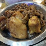 タカリ バンチャ ガル - 選べるカレーは、前回喰らったマトンが激ウマだったから死ぬほど迷ったんだけど未食のチキンをチョイス。
      コレがドライなチキンでマタ激激激ウマ！