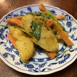 タカリ バンチャ ガル - じゃがいもとにんじんをスパイスで和えただけって説明で出てきたサービスなんだけど、激ウマ！
      ブッといパクチーの茎のカホリが脳を貫通するウマさ。
      軽い前戯でイカされた気分。