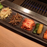 すすきの焼肉きらく - キムチとナムルの盛り合わせ