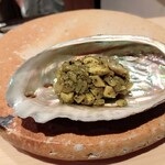 鮨 富かわ - アワビ〜肝とカットされたアワビで握ってます。