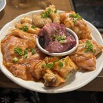 ホルモン屋 だん - ホルモン5種盛り合わせ　サービスでたくさんになった！