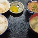 かつ美食堂 - 小小定食。足元見てるなー