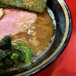 横濱家系ラーメン 野中家 - 濃いけど飲みやすいスープ。