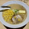 Dem Maru - 白味噌バタコンらーめん　税込900円　穴付レンゲでコーン取り逃しナシ