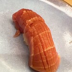 Okame Zushi - アイルランドの中トロ。前日の銀座のマグロは粉っぽく身焼けしていたけれど、やはりアイルは美味い。この時期、近海の延縄にこだわる必要は全くありません