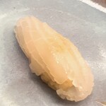 おかめ寿司 - 泥障烏賊。振り塩で甘味を引き立てます。この小皿、奈可久と同じ人形町の陶器屋さんです