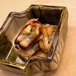 おかめ寿司 - ふっくらと仕上がった煮浅利。ビックリポン！
      『アッシが若い頃はたくさん取れたんで軍艦にしてたんですが、今はもう船橋沖も全然なんで、これは愛知産です』