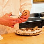 おかめ寿司 - 小樽の蝦蛄。殻ごと炙って、ハサミで殻を切り取ります