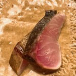 おかめ寿司 - 縞鯵のタタキのアップ。伊豆大島産です