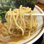 横浜家系ラーメン 三郷家 - 麺リフト。
